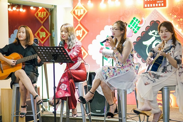Tết là dịp để mọi người cũng trở về quây quần bên mâm cơm ấm áp của gia đình, cũng là khi chúng ta tạm gác lại những bận rộn của công việc, những lo toan, bộn bề của cuộc sống để tận hưởng trọn vẹn niềm vui của những ngày đầu năm, cùng ước mong, hy vọng cho một năm mới những những điều vui vẻ, hạnh phúc. Đây cũng chính là nguồn cảm hứng cho buổi tiệc cuối năm tại IMM Group, “Kệ đi! Tết mà!”.