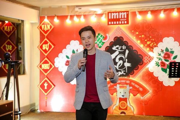 Tết là dịp để mọi người cũng trở về quây quần bên mâm cơm ấm áp của gia đình, cũng là khi chúng ta tạm gác lại những bận rộn của công việc, những lo toan, bộn bề của cuộc sống để tận hưởng trọn vẹn niềm vui của những ngày đầu năm, cùng ước mong, hy vọng cho một năm mới những những điều vui vẻ, hạnh phúc. Đây cũng chính là nguồn cảm hứng cho buổi tiệc cuối năm tại IMM Group, “Kệ đi! Tết mà!”.