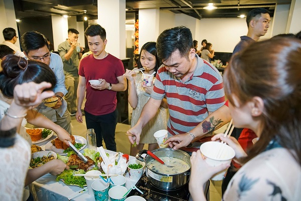 Tết là dịp để mọi người cũng trở về quây quần bên mâm cơm ấm áp của gia đình, cũng là khi chúng ta tạm gác lại những bận rộn của công việc, những lo toan, bộn bề của cuộc sống để tận hưởng trọn vẹn niềm vui của những ngày đầu năm, cùng ước mong, hy vọng cho một năm mới những những điều vui vẻ, hạnh phúc. Đây cũng chính là nguồn cảm hứng cho buổi tiệc cuối năm tại IMM Group, “Kệ đi! Tết mà!”.