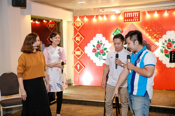 Tết là dịp để mọi người cũng trở về quây quần bên mâm cơm ấm áp của gia đình, cũng là khi chúng ta tạm gác lại những bận rộn của công việc, những lo toan, bộn bề của cuộc sống để tận hưởng trọn vẹn niềm vui của những ngày đầu năm, cùng ước mong, hy vọng cho một năm mới những những điều vui vẻ, hạnh phúc. Đây cũng chính là nguồn cảm hứng cho buổi tiệc cuối năm tại IMM Group, “Kệ đi! Tết mà!”.