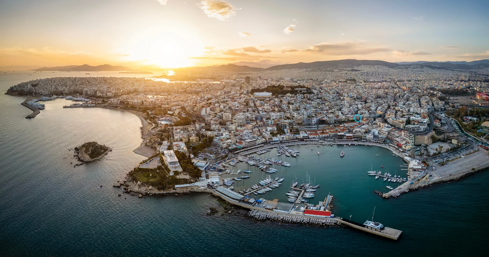 Ảnh khu vực trung tâm cảng Piraeus, Hy Lạp